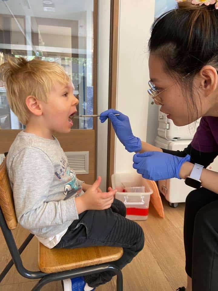 dental check-ups: dentist checking child's mouth