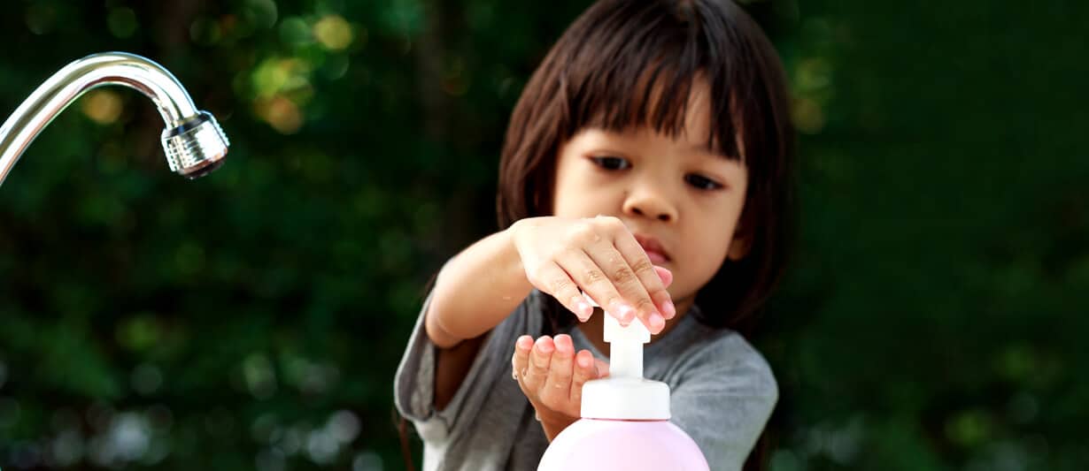 child cleaning hands